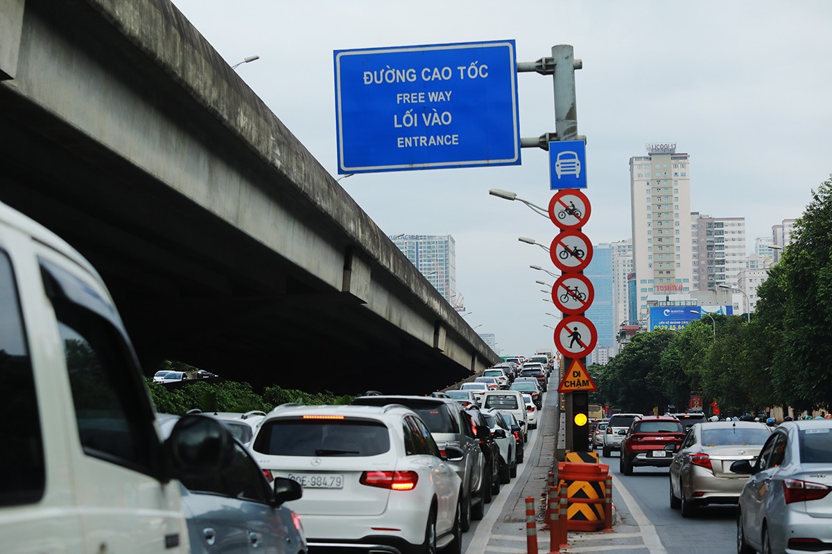 Hàng dài ô tô "chôn chân" tại lối lên xuống từ đường vành đai 3 trên cao xuống đường Phạm Hùng,&nbsp;Nguyễn Xiển.
