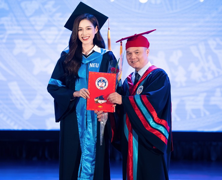 Đỗ Thị Hà nhận bằng tốt nghiệp cử nhân&nbsp;chuyên ngành Luật kinh doanh ở trường Đại học Kinh tế Quốc dân (NEU).&nbsp;