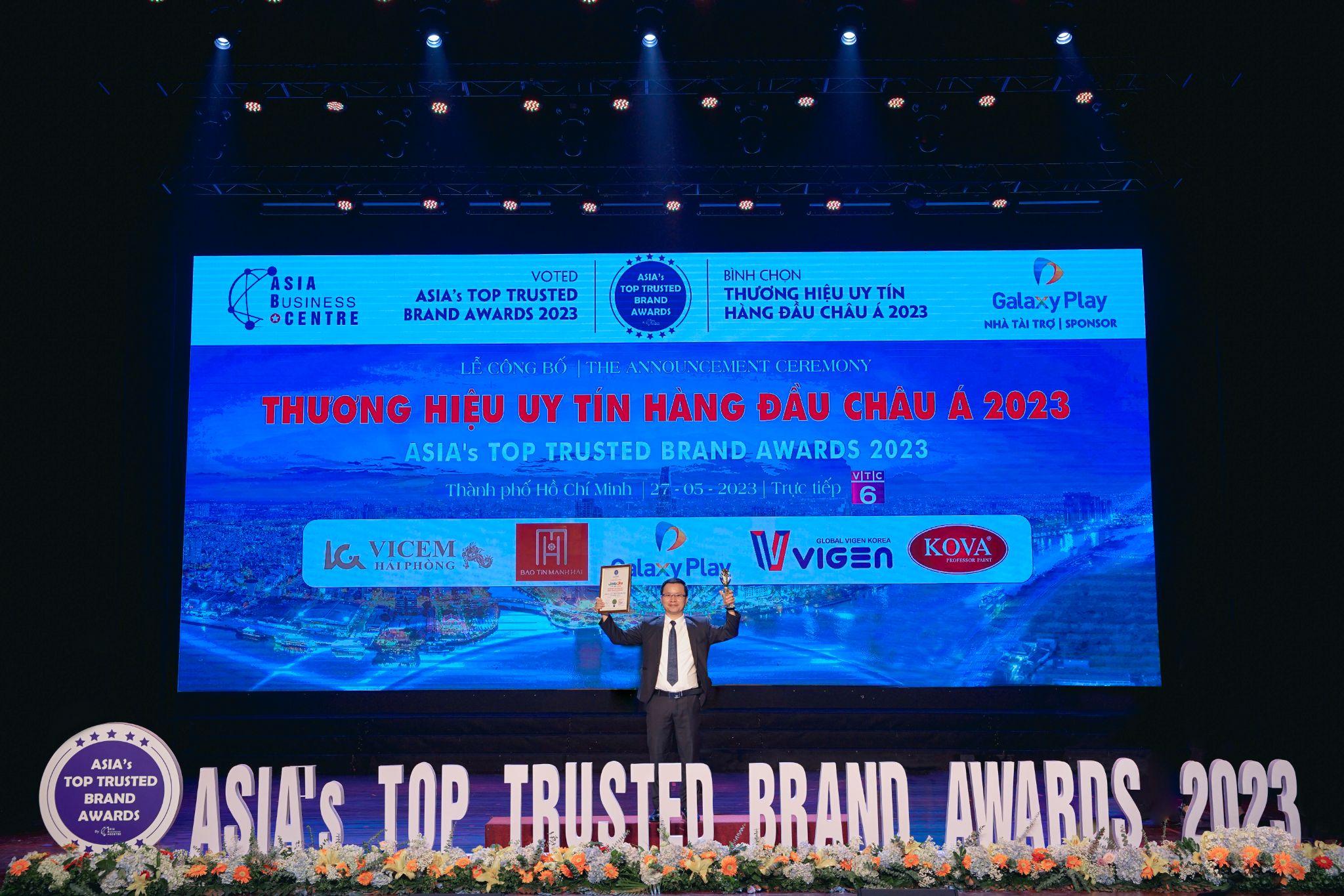 CEO Tony Vũ đại diện cho Job3s nhận giải thưởng “Top 10 Thương hiệu uy tín hàng đầu Châu Á 2023”