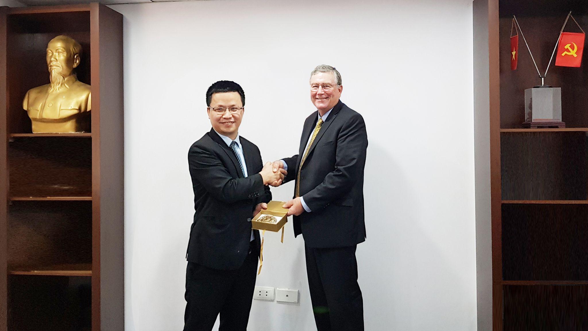 Ngài Scott Bedke trao tặng Giải thưởng “Đối tác quan trọng và hữu nghị” cho CEO Tony Vũ