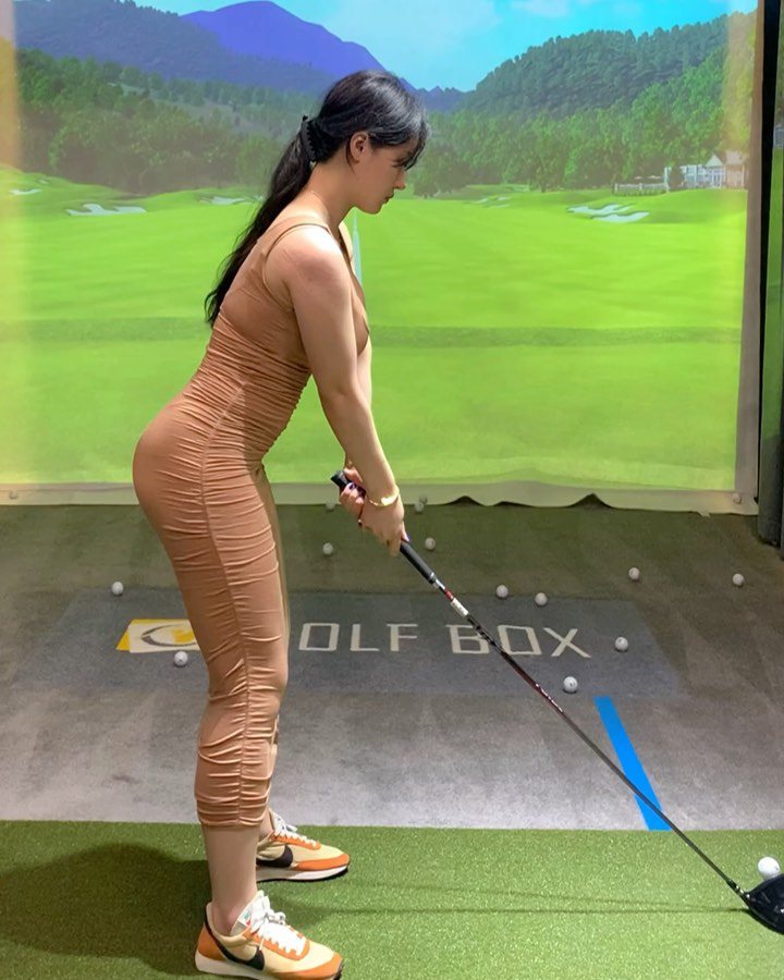 Solbi gây chú ý khi đăng tải hình ảnh diện đầm body đánh golf.