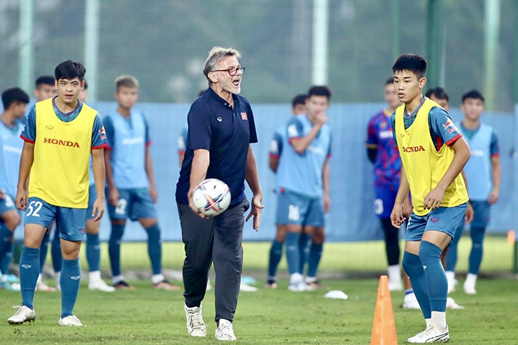 HLV Philippe Troussier chốt danh sách U23 Việt Nam dự vòng loại U23 châu Á.