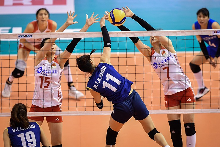 Tuyển bóng chuyền nữ Việt Nam tỏ ra thua thiệt trước Trung Quốc