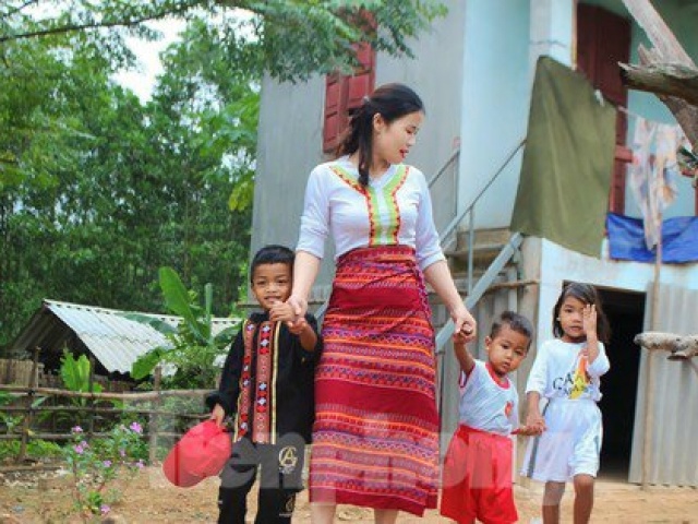 Giáo dục - du học - Giáo viên vào tận bản đón từng em đi khai giảng