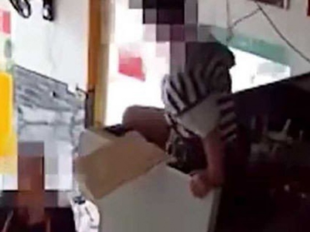 Bạn trẻ - Cuộc sống - Con trai rơi từ tầng 2 xuống tầng 1, mẹ thản nhiên: "Quen rồi!"