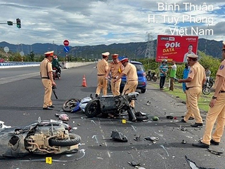Hiện trường vụ tai nạn do tài xế điều khiển ô tô mang biển số 60A-668.00 gây ra ở huyện Tuy Phong, Bình Thuận. Ảnh: CACC