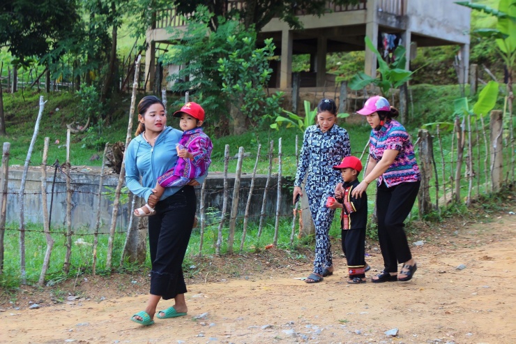 Sáng 5/9, hòa chung không khí Ngày toàn dân đưa trẻ tới trường, các em ở bản Rào Tre (xã Hương Liên, huyện Hương Khê) cũng được các cô giáo cắm bản đón đi dự lễ khai giảng.