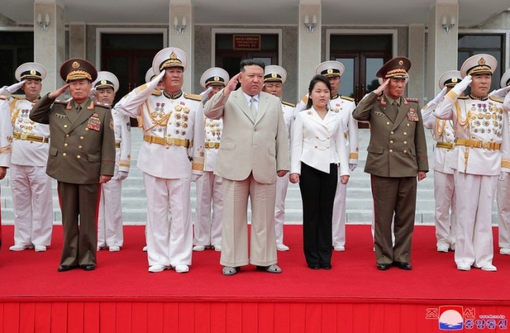 Lãnh đạo Triều Tiên Kim Jong-un cùng con gái Kim Ju-ae trong chuyến thăm Bộ Chỉ huy Hải quân Triều Tiên hôm 27-8. Ảnh: KCNA