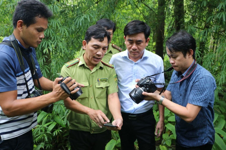 Ông Lê Thanh Sơn, Phó Giám đốc Sở NN&amp;PTNT tỉnh Bình Thuận (áo xanh nhạt) tại buổi khảo sát. Ảnh VÕ TÙNG