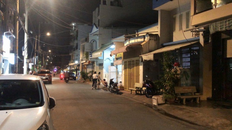 Khu vực xảy ra vụ việc là con hẻm trên đường Nguyễn Hữu Tiến, quận Tân Phú. Ảnh: NT