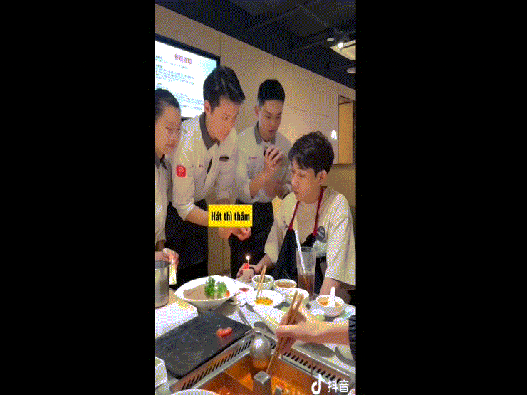 Phì cười với kiểu hát sinh nhật cho người hướng nội