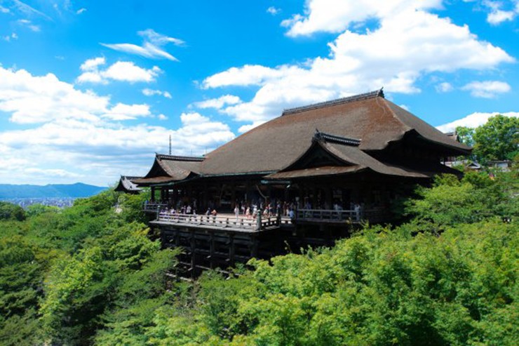 Nếu đây là lần đầu tiên đến Kyoto, bạn nên ghé thăm những ngôi chùa nổi tiếng như chùa Kiyomizu-dera. Đây là một trong những điểm du lịch nổi tiếng nhất ở Kyotovà luôn đông đúc khách du lịch quanh năm. Kiyomizu-dera nằm ở giữa núi và phần sân&nbsp;bằng gỗ của chính điện nổi tiếng đến mức nhiều người đến tham quan và ngắm nhìn quang cảnh Thành phố Kyoto từ đây.
