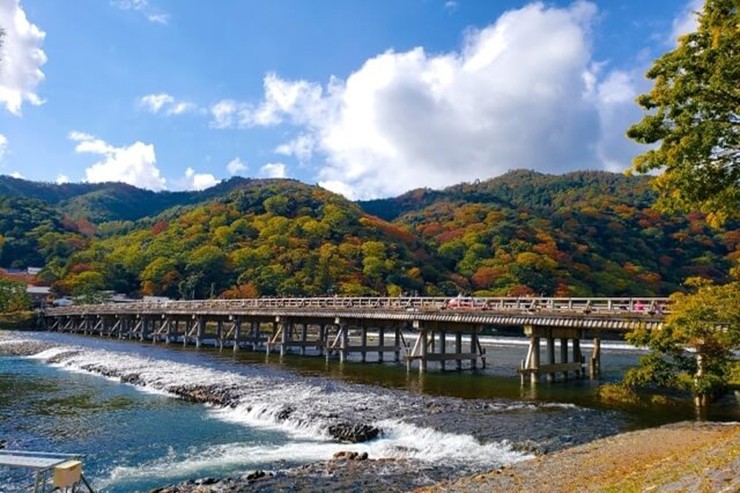 Khu vực Arashiyama là một điểm thu hút khách du lịch nổi tiếng, đây chính xác là nơi mọi người nên đến để trải nghiệm một Nhật Bản đích thực cùng tồn tại hài hòa với thiên nhiên. Cây cầu gỗ dài Togetsukyo tạo ra khung cảnh ngoạn mục cùng với núi Arashiyama ở phía sau và là thắng cảnh của khu vực Arashiyama.
