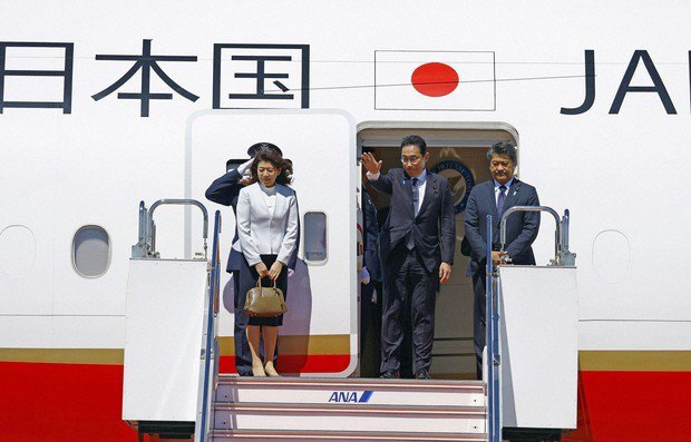 Thủ tướng Nhật Fumio Kishida (giữa) cùng phu nhân Kishida Yuko lên đường đến Indonesia dự Hội nghị cấp cao ASEAN ngày 5-9. Ảnh: KYODO NEWS