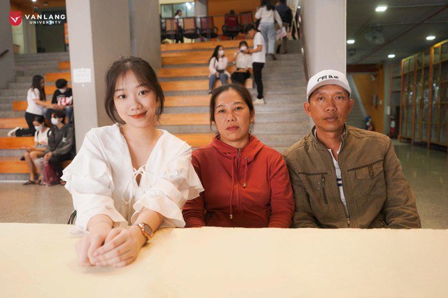 Bố mẹ đã cùng cô nàng vượt hơn 200 cây số từ Kiên Giang đến Tp. Hồ Chí Minh để làm thủ tục nhập học chuyên ngành cô nàng yêu thích.