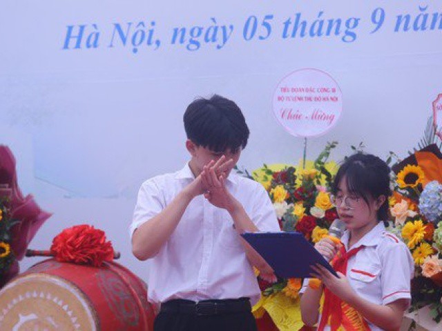 Khai giảng tại ngôi trường đặc biệt ở Hà Nội, dùng tay hát quốc ca