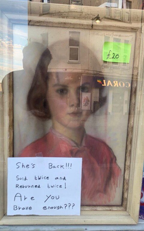 Bức tranh chân dung một bé gái trong cửa hàng của Trung tâm Đại diện Tư vấn Hastings (HARC) ở St Leonards-on-sea, sau khi được trả lại lần thứ hai. Ảnh: The Telegraph