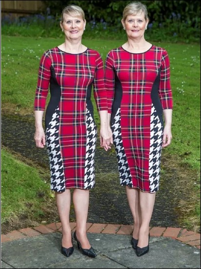 Hai chị em sinh đôi người Anh đã mặc trang phục giống hệt nhau trong suốt 23 năm.