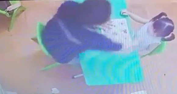 Hình ảnh cô giáo dùng tay liên tiếp đánh vào mặt cháu bé 2 tuổi. Ảnh cắt từ clip
