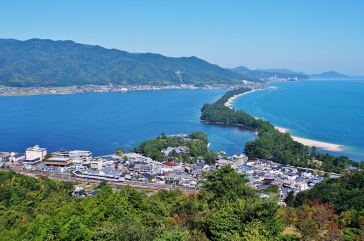 Amanohashidate là một địa điểm nổi tiếng nằm ở vịnh Miyazu, bãi cát dài 3,4km này được bao phủ bởi 5.000 cây thông trên vịnh. Bạn có thể đi dạo thoải mái trên bãi cát hoặc đi xe đạp hóng gió.



