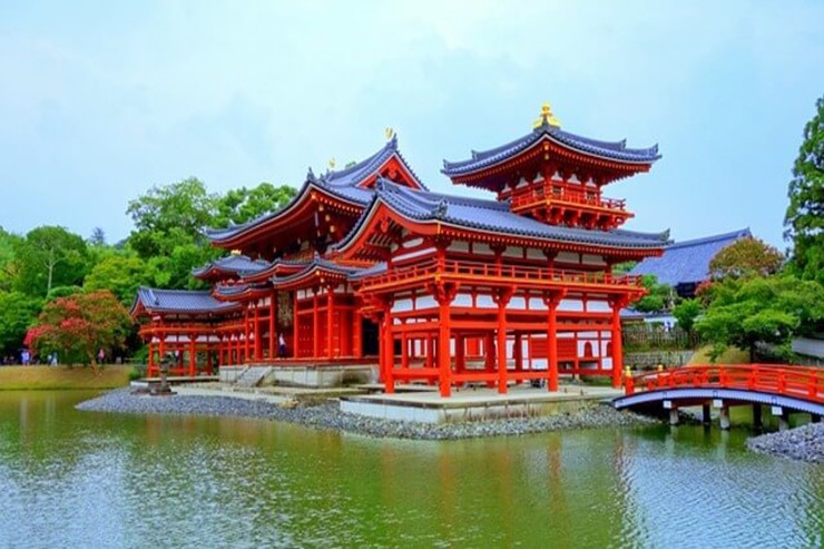 Uji là một thị trấn nhỏ nằm cách trung tâm thành phố Kyoto không xa. Nó được biết đến với matcha và ngôi chùa lịch sử Byodo-in. Đây là một ngôi chùa đẹp được xây dựng từ thời Heian.
