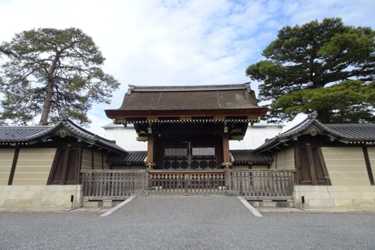 Cung điện Hoàng gia Kyoto (còn được gọi là Kyoto Gosho) là một trong những di tích lịch sử nổi tiếng nhất ở Kyoto. Đây là nơi ở của gia đình hoàng gia trong hơn 1.000 năm. Tòa nhà hiện tại được xây dựng lại vào năm 1855 sau khi bị thiêu rụi nhưng kiến trúc vẫn giữ phong cách cổ xưa. Nó nằm trong công viên rộng lớn của Kyoto Gyoen và bạn có thể nhìn thấy các di tích lịch sử quan trọng khác trong khi chiêm ngưỡng&nbsp;những khu vườn xinh đẹp.

