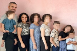 Bạn trẻ - Cuộc sống - Bà mẹ 36 tuổi có 6 đứa con bị dân mạng chỉ trích dữ dội