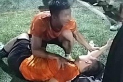 Pháp luật - Bị cắn rách tai vì mâu thuẫn khi đá bóng "phủi"