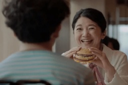 Giáo dục - du học - Cuộc trò chuyện trong tiệm McDonald's của mẹ và con trai 30 tuổi khiến cư dân mạng bất bình