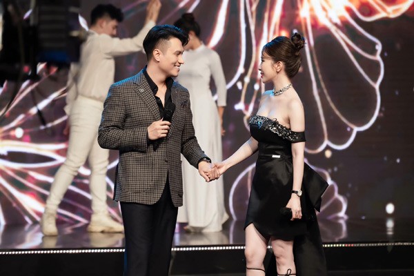 Việt Anh và Quỳnh Nga song ca trên sân khấu 