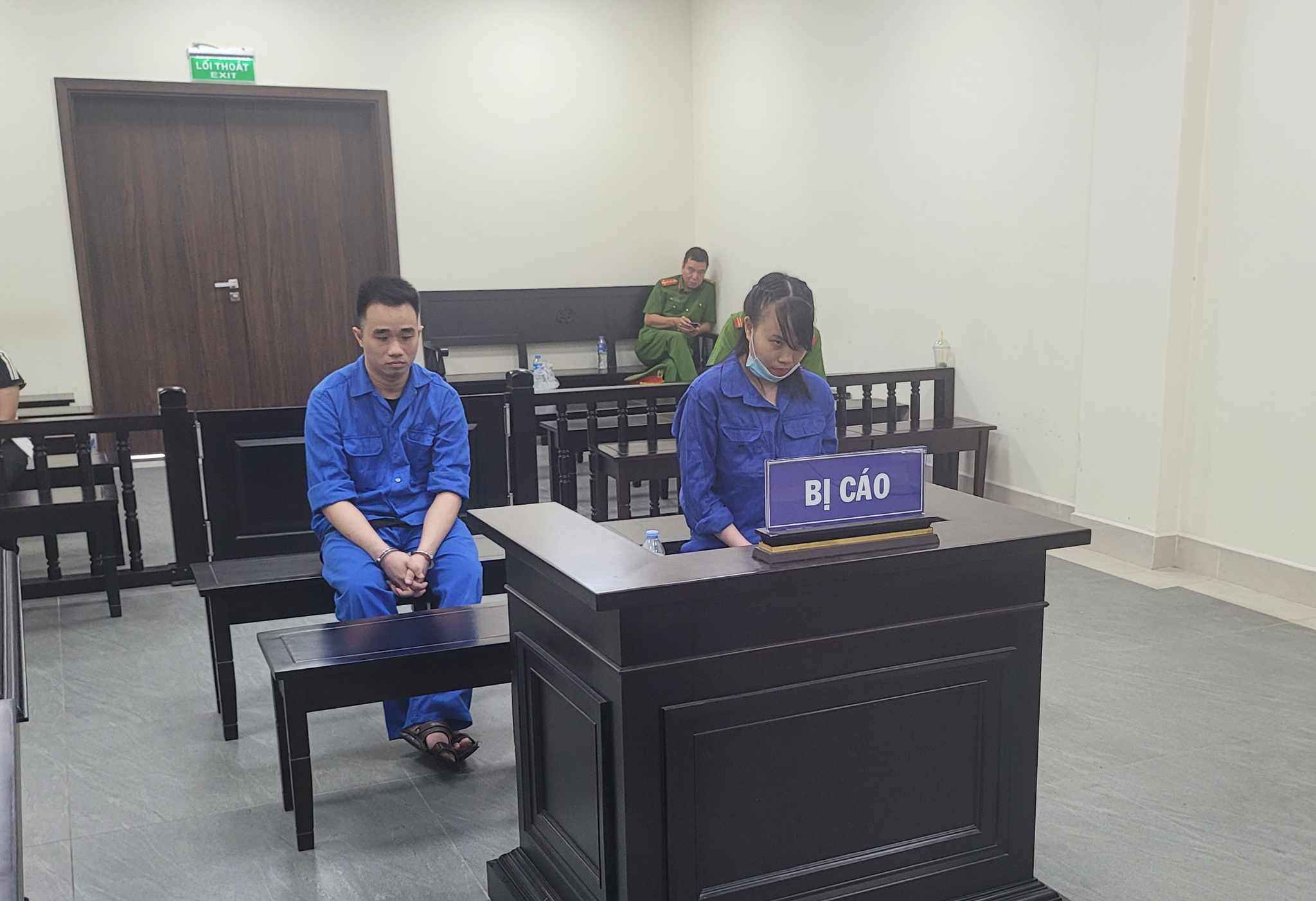 Hai vợ chồng bị cáo Linh và Vũ tại phiên tòa.