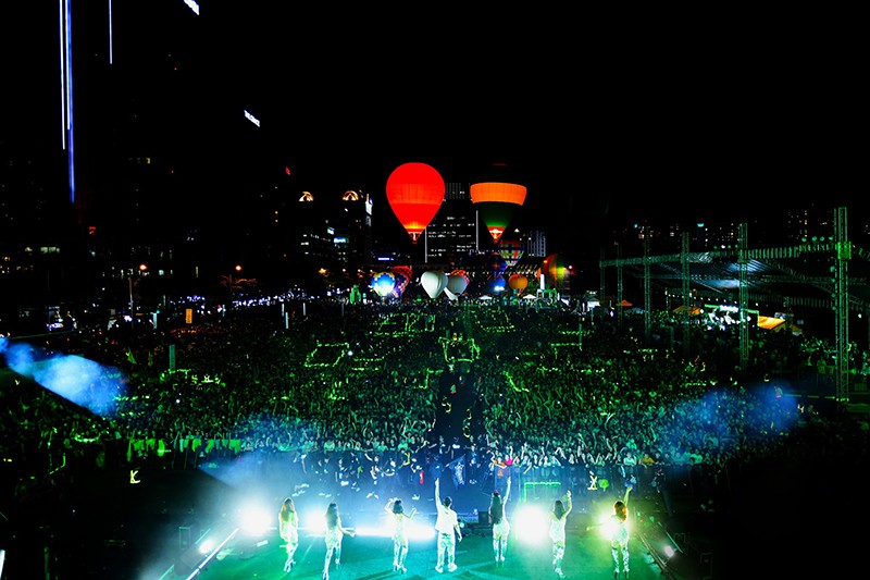 Heineken còn thắp lên những giây phút bùng nổ tại vô vàn đại tiệc âm nhạc đẳng cấp, với sự đổ bộ của hàng loạt ngôi sao hàng đầu quốc tế như The Chainsmokers, DJ KSHMR, DJ Hyo.