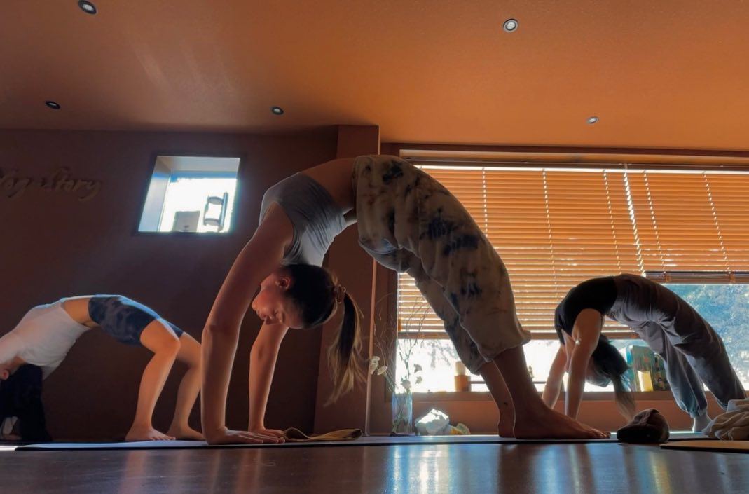 Angelina Danilova tập yoga để giữ dáng đẹp.
