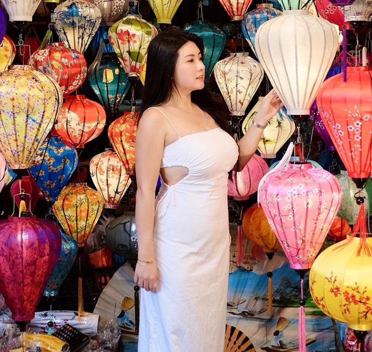 &#34;Hot mom nổi tiếng Malaysia&#34; diện váy xẻ sâu, tôn vẻ đẹp đầy đặn ở Đà Nẵng - 3