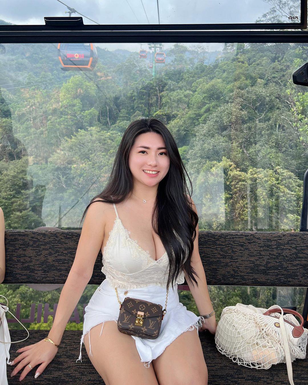Sueanne Kang mới đây gây chú ý khi đăng tải loạt ảnh trong chuyến du lịch ở Đà Nẵng, Việt Nam.
