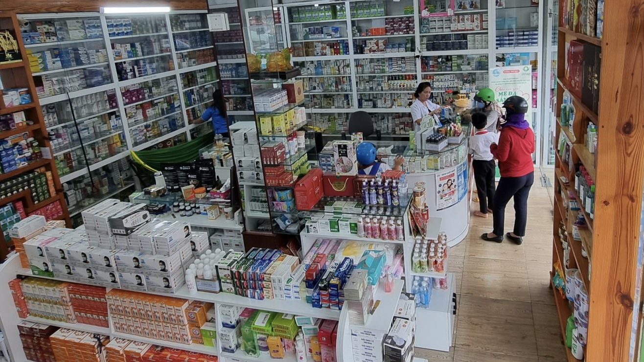 Nhà thuốc Hồng Thắm với đa dạng sản phẩm thuốc, chăm sóc sức khoẻ&nbsp; (Ảnh: NVCC)