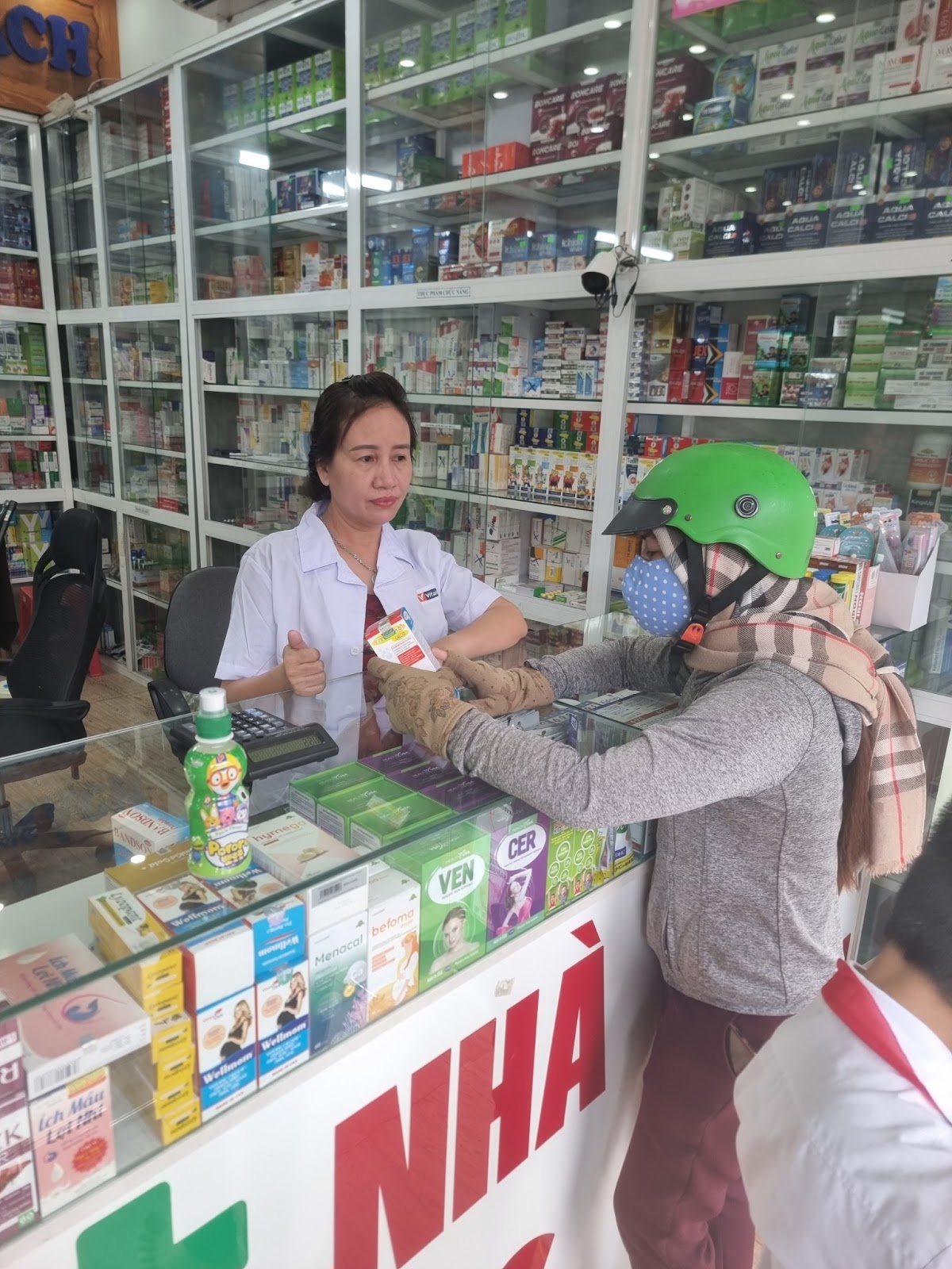 Dược sĩ Thắm trực tiếp đứng tại quầy tư vấn cho khách hàng (Ảnh: NVCC)