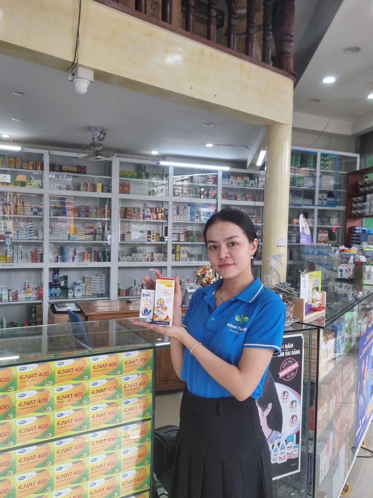 Nhân viên tại nhà thuốc Hồng Thắm luôn mong muốn đem những sản phẩm tốt nhất cho khách hàng (Ảnh: NVCC)