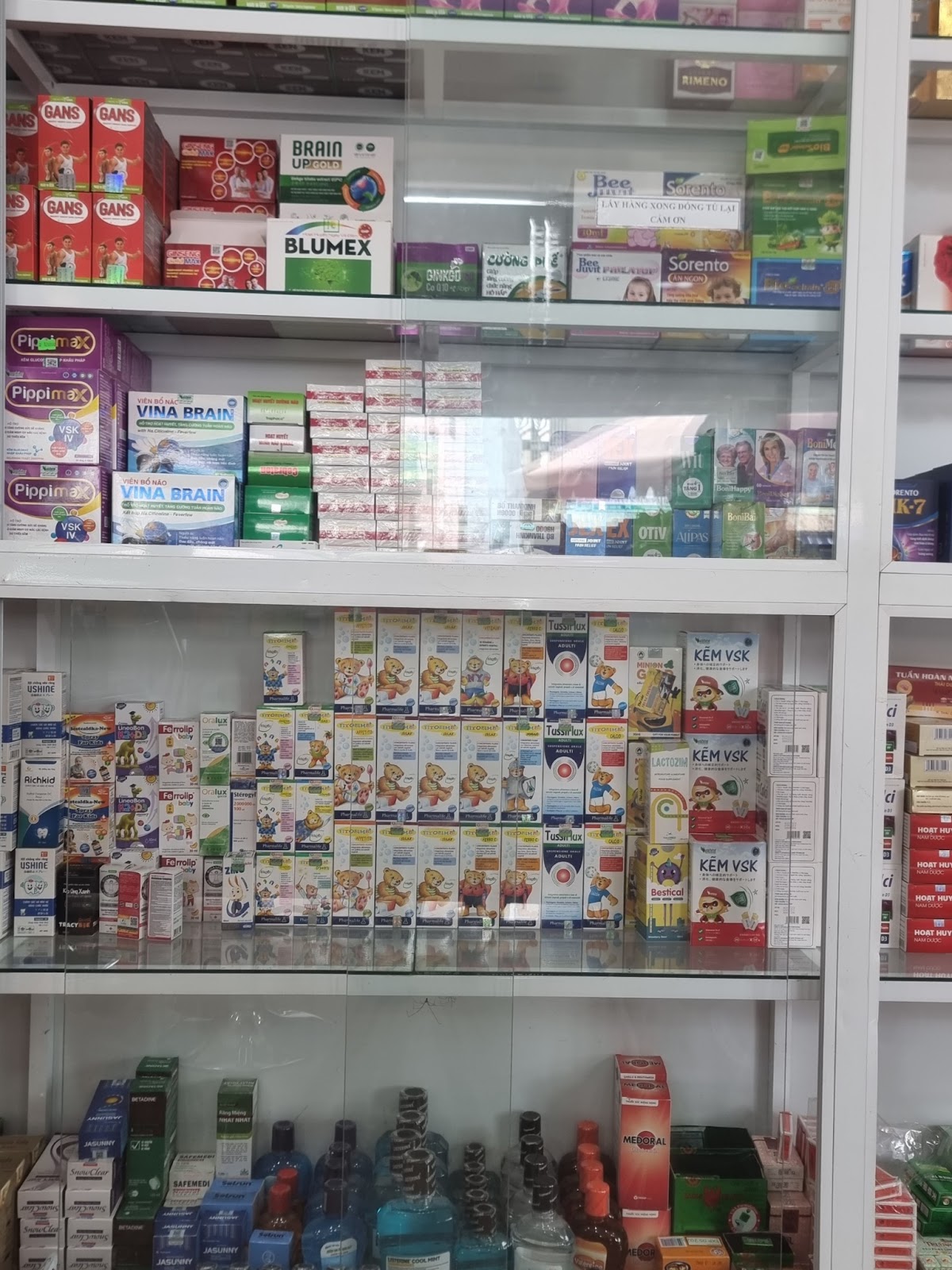 Các sản phẩm thuốc tại Nhà thuốc Hồng Thắm đều được chọn lọc kĩ lưỡng (Ảnh: NVCC)