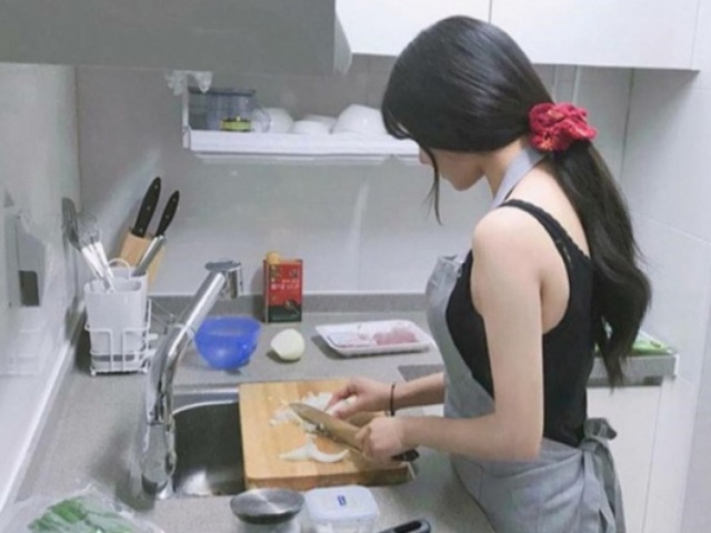 Bạn trẻ - Cuộc sống - Bố mẹ chồng lên chơi ông xã bắt đãi lạc rang, rau muống luộc cả tuần, ông bà về tôi mới hiểu