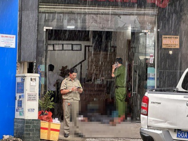 Pháp luật - Nam thanh niên người dính máu gục trước cửa 1 khách sạn ở Bình Thạnh