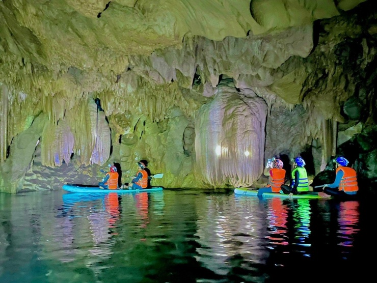 Có dòng suối ngầm chảy qua, suối bắt nguồn từ biên giới Việt - Lào đi qua bản Dốc Mây rồi chảy qua hang Sơn Nữ đến bản Đìu Đo cũ rồi hoà vào với suối Khe Cạc. Vị trí hang nằm tại tiểu khu 549 khoảnh 2 thuộc rừng BQL huyện Quảng Ninh.