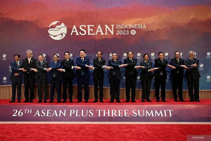 Các lãnh đạo ASEAN chụp ảnh chung với lãnh đạo ba nước Hàn Quốc, Nhật Bản và Trung Quốc ngày 6-9 tại Indonesia. Ảnh: ANTARA
