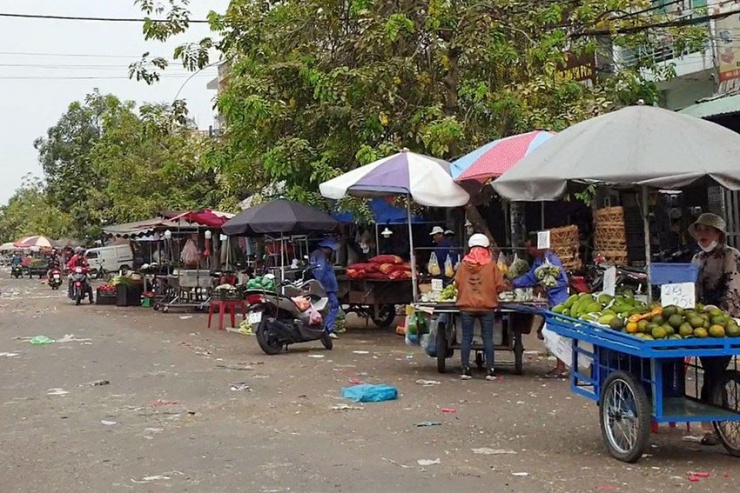 Khi trong chốt có nhiều cán bộ trật tự đô thị, cảnh sát trật tự làm việc thì bên ngoài việc “họp chợ” dưới lòng đường, vỉa hè vẫn diễn ra bình thường. Ảnh trong bài: TÂN - YÊN