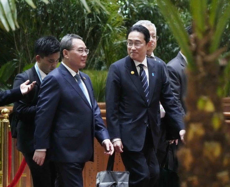 Thủ tướng Nhật Fumio Kishida (trái) và Thủ tướng Trung Quốc Lý Cường hôm 6-9 tại Hội nghị cấp cao ASEAN lần thứ 43 và các hội nghị cấp cao liên quan ở Indonesia. Ảnh: KYODO NEWS