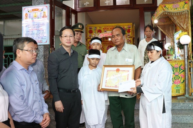 Chủ tịch UBND tỉnh truy tặng bằng khen cho anh Nguyễn Hữu Đốn. Ảnh: TTD