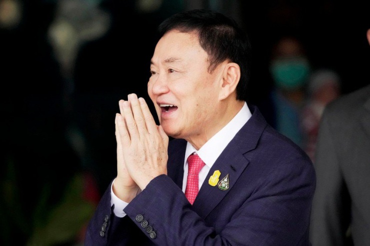 Cựu Thủ tướng Thái Lan Thaksin Shinawatra tại sân bay Don Muang ở thủ đô Bangkok hôm 22-8, khi ông vừa trở về nước. Ảnh: AP