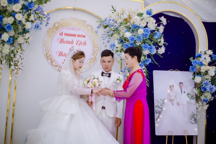 Không những tổ chức từ a-z lễ cưới cho anh Lịch chu toàn, bà còn trao một chút của hồi môn cho hai vợ chồng lấy vốn làm ăn