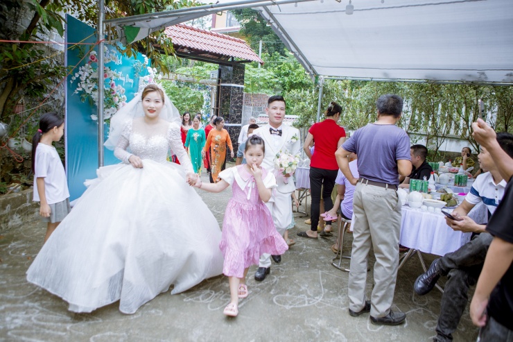Tương lai bà Sáu chưa biết trước điều gì, nhưng hiện tại cô con dâu mới rất hiếu thảo và được các cháu của bà yêu mến