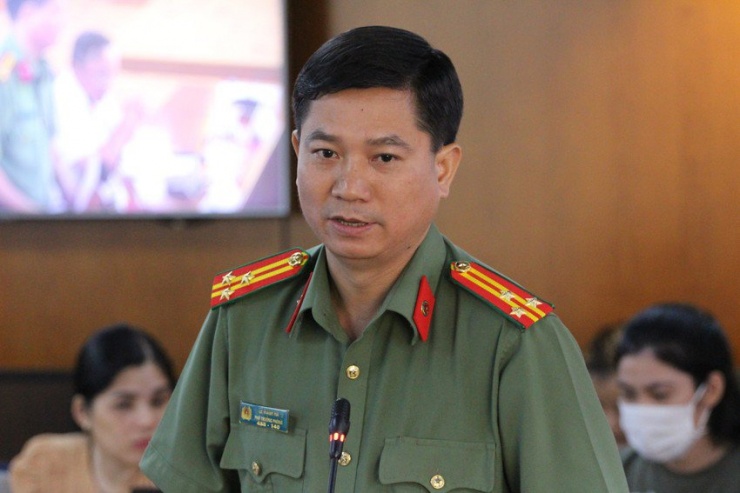 Thượng tá Lê Mạnh Hà, Phó trưởng phòng Tham mưu Công an TP.HCM thông tin tại họp báo. Ảnh: THÀNH NHÂN